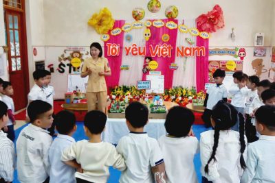 Một số hình ảnh tổ chức chuyên đề” Ứng dụng phương pháp giáo dục Steam” trong tổ chức hoạt động: Thiết kế ngã tư đường phố của cô và trẻ lớp 5 tuổi C- Trường mầm non Yên Mạc