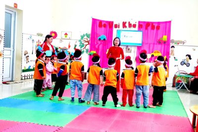 Một số hình ảnh,video giáo viên tham gia phong trào hội học, hội giảng đợt 2 của cô và cháu lớp 3 tuổi B với đề tài: Khám phá ô tô tải