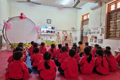 Hoạt động “Khám phá sự kỳ diệu của ánh sáng nhân tạo”  cô và cháu lớp 5 tuổi A, trường mầm non Yên Mạc, Xã Yên Mạc, Tỉnh Ninh Bình