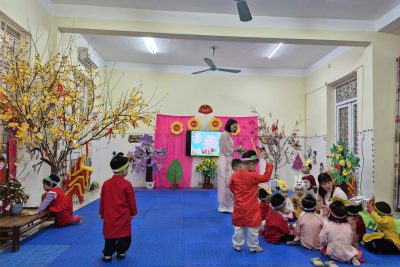 Tiếp tục là những hình ảnh, video phong trào hội học, hội giảng đợt 2 với đề tài: Kể truyện “Thỏ con đón tết” của cô và cháu lớp 2 tuổi B, trường mầm non Yên Mạc