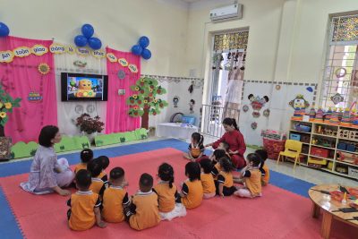 Hoạt động “Dán đèn hiệu giao thông” của cô cháu lớp 2 tuổi A trường mầm non Yên Mạc