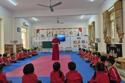 Một hoạt động được tổ chức theo phương pháp Steam với đề tài “Khám phá cát, sỏi” của cô và cháu lớp 5 tuổi D, trường mầm non Yên Mạc, xã Yên Mạc, tỉnh Ninh Bình